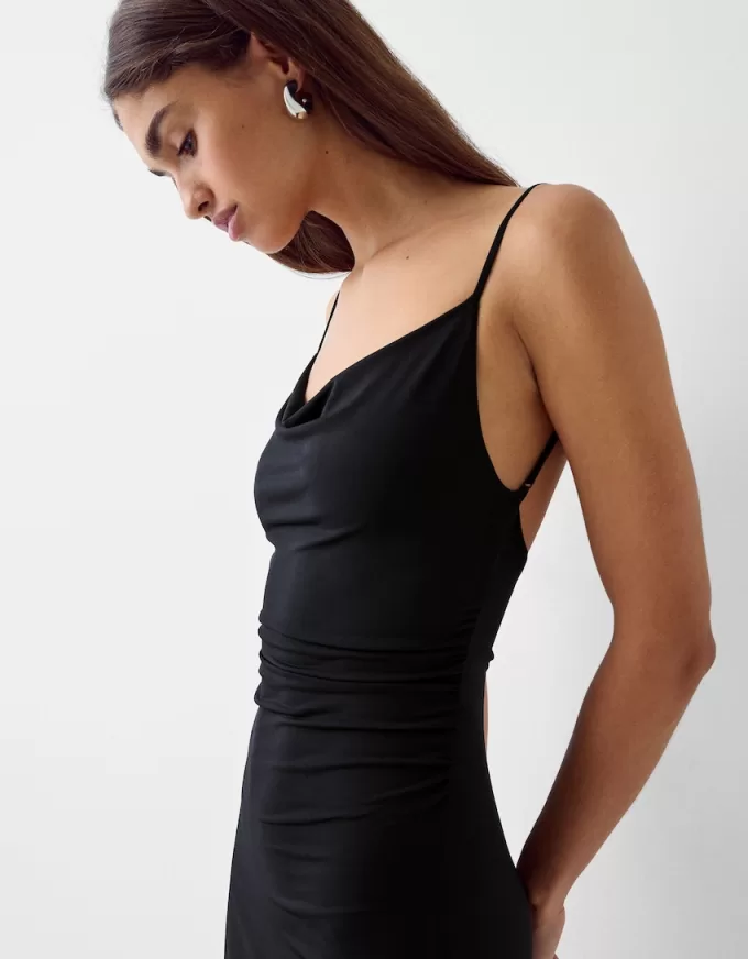 Abito lungo con spalline drappeggiate