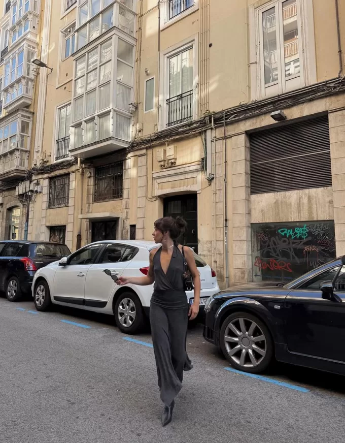 Abito midi asimmetrico con volant