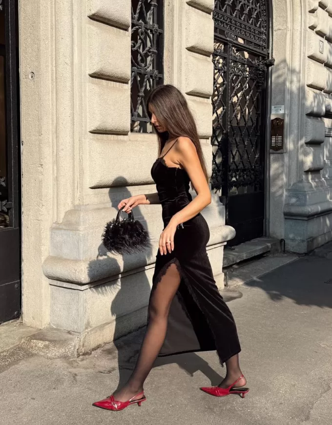 Abito midi in velluto con bordi in pizzo