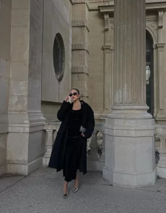 Abito midi in velluto con scollo all’americana