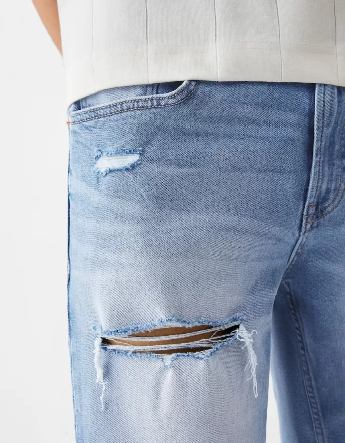 Bermuda in denim strappato