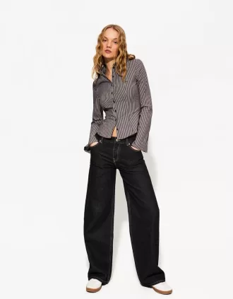 Camicia aderente con maniche svasate