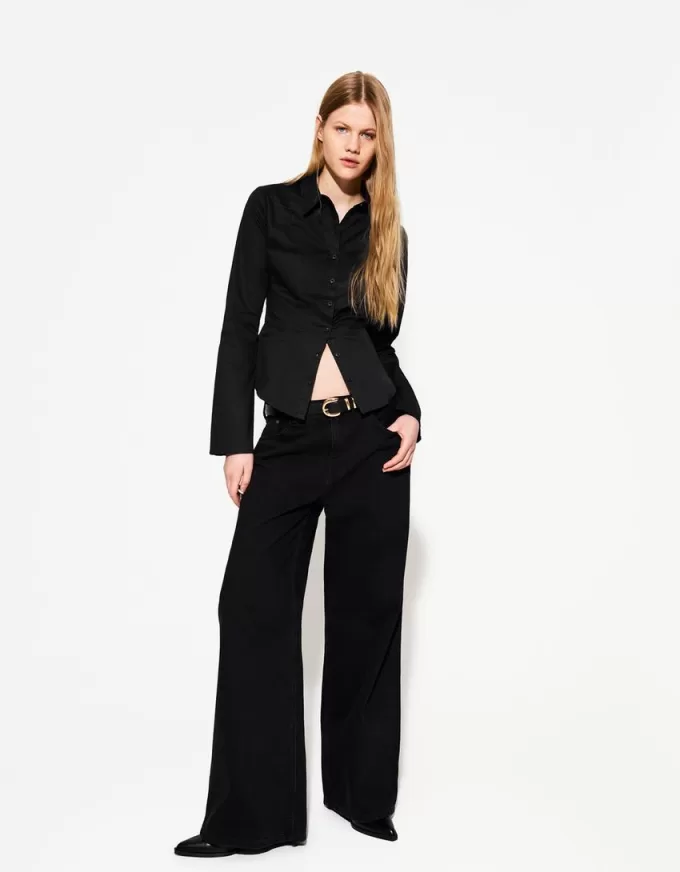 Camicia aderente con maniche svasate