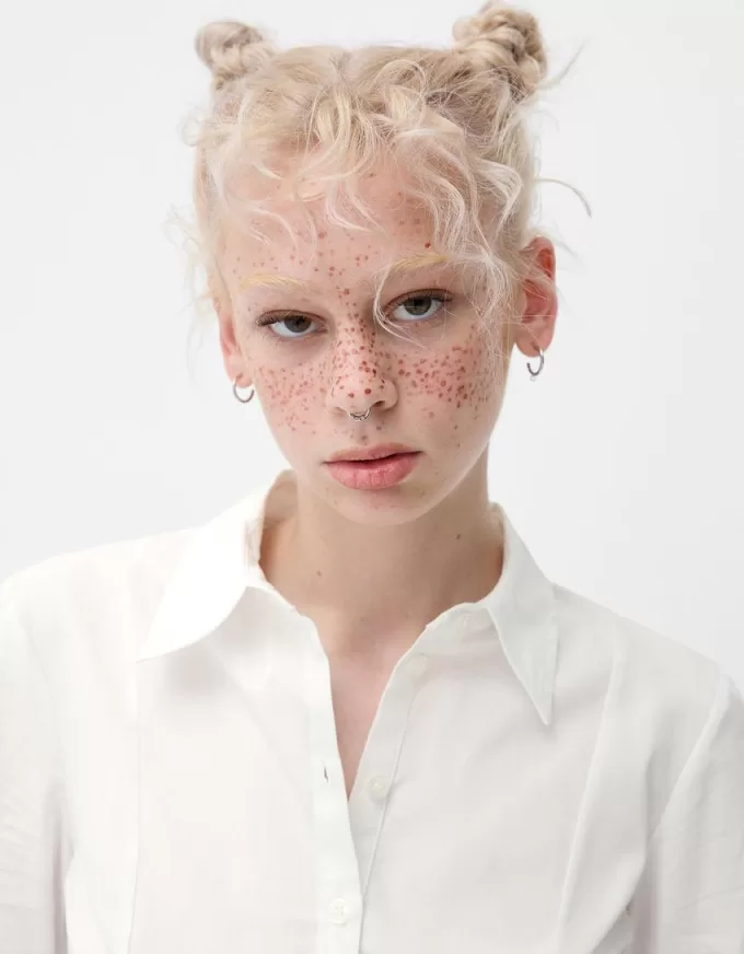 Camicia aderente con maniche svasate