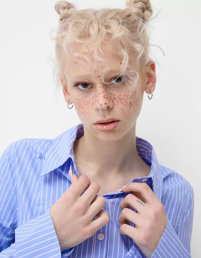 Camicia aderente con maniche svasate