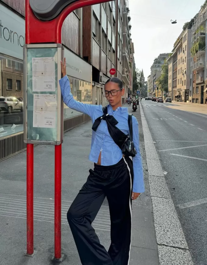 Camicia aderente con maniche svasate