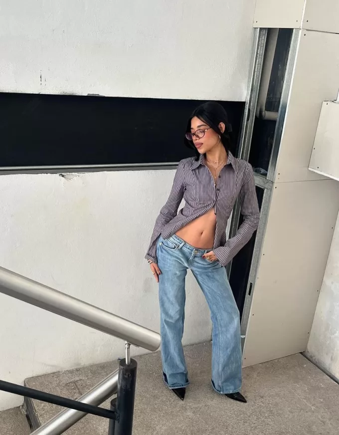 Camicia aderente con maniche svasate