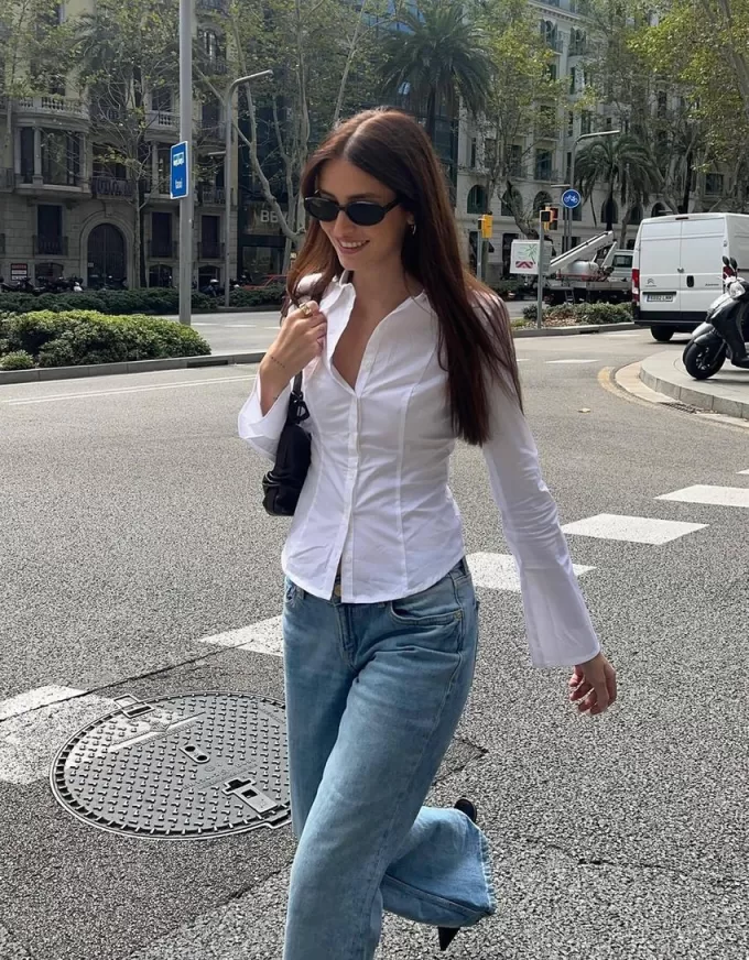 Camicia aderente con maniche svasate