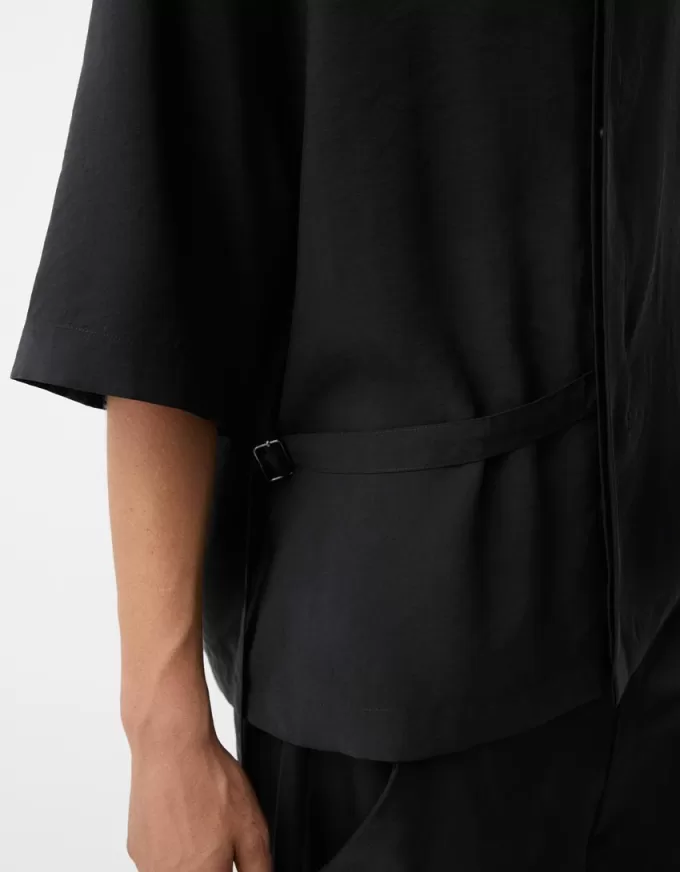 Camicia incrociata a maniche corte, vestibilità boxy, con fibbia