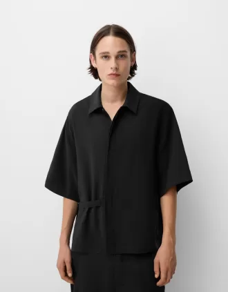 Camicia incrociata a maniche corte, vestibilità boxy, con fibbia