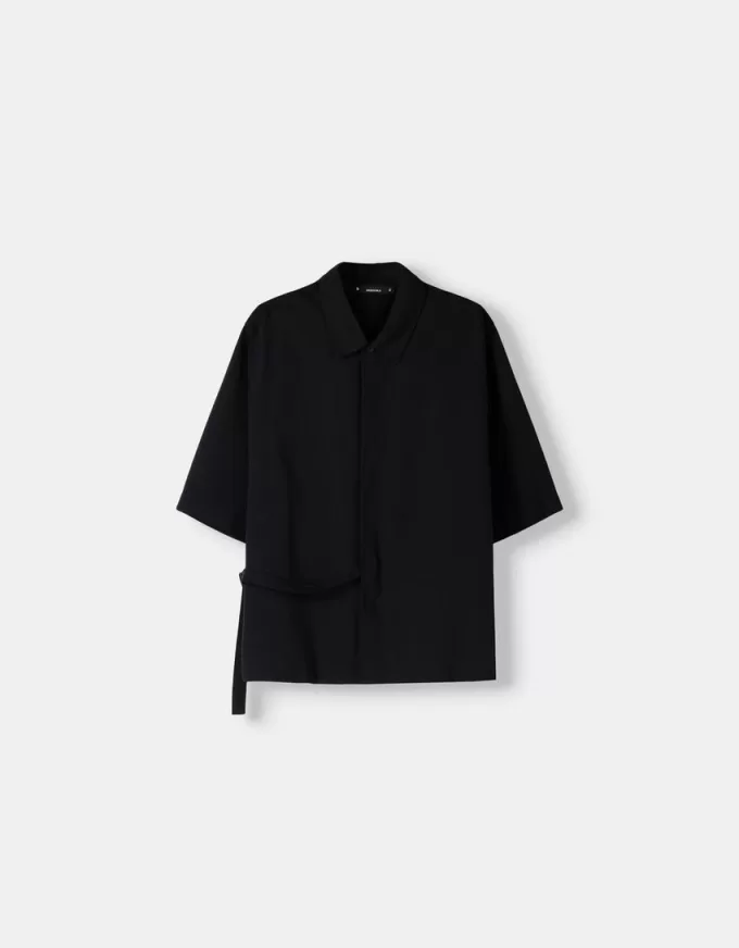 Camicia incrociata a maniche corte, vestibilità boxy, con fibbia