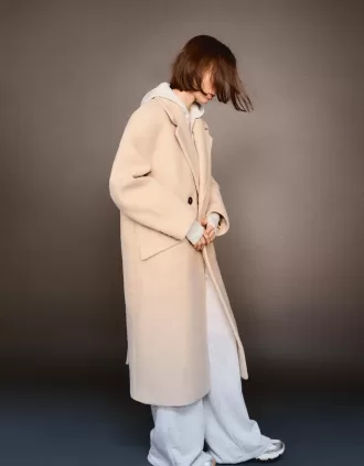 Cappotto con spalla scesa Cappotto con spalla scesa