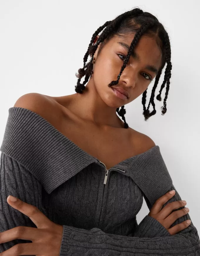 Cardigan Bardot in maglia a trecce con cerniera Cardigan Bardot in maglia a trecce con cerniera