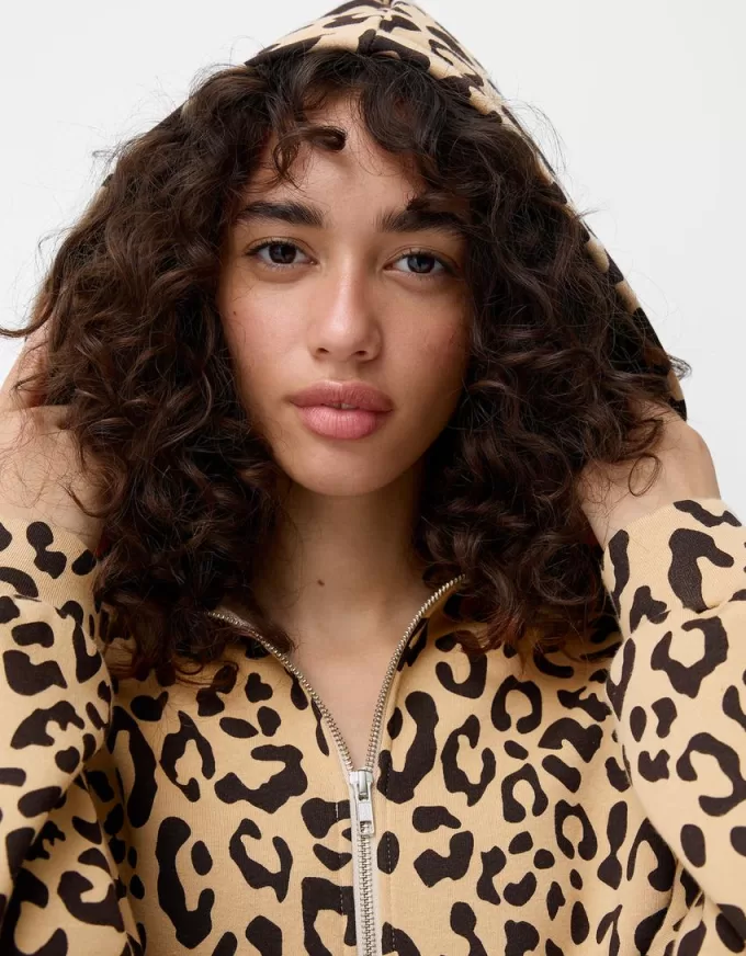 Felpa con cappuccio con stampa animalier