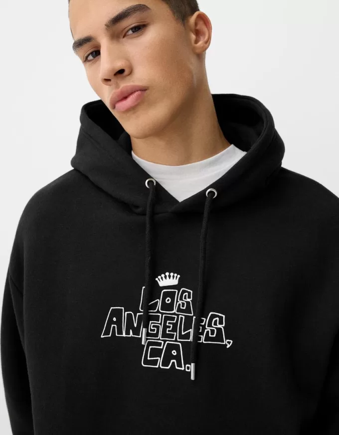 Felpa con cappuccio e stampa dalla vestibilità squadrata