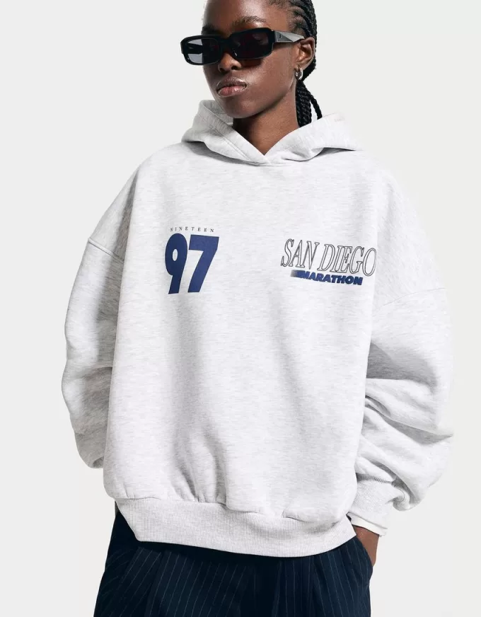 Felpa con cappuccio stampata