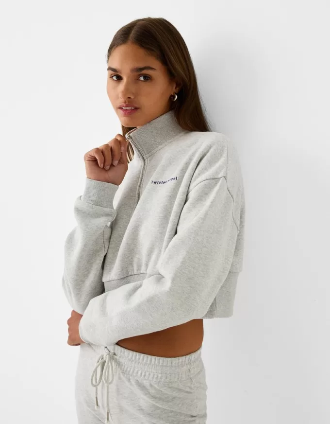 Felpa con zip e ricamo