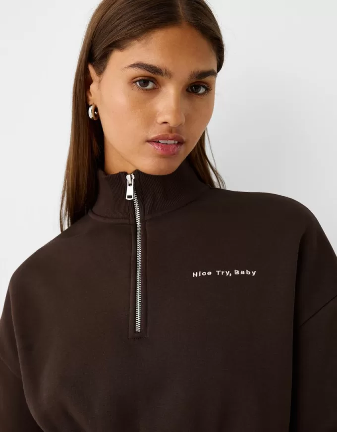 Felpa con zip e ricamo