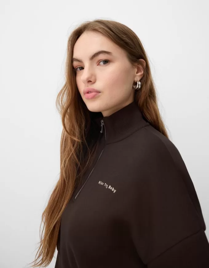 Felpa con zip e ricamo