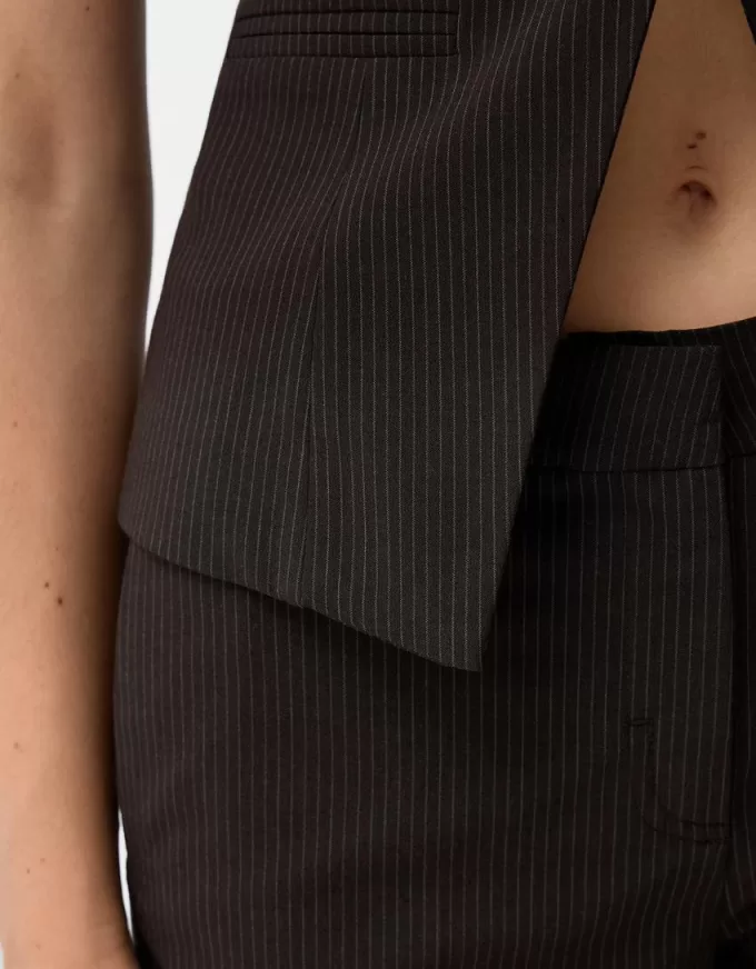 Gilet aderente con bottoni