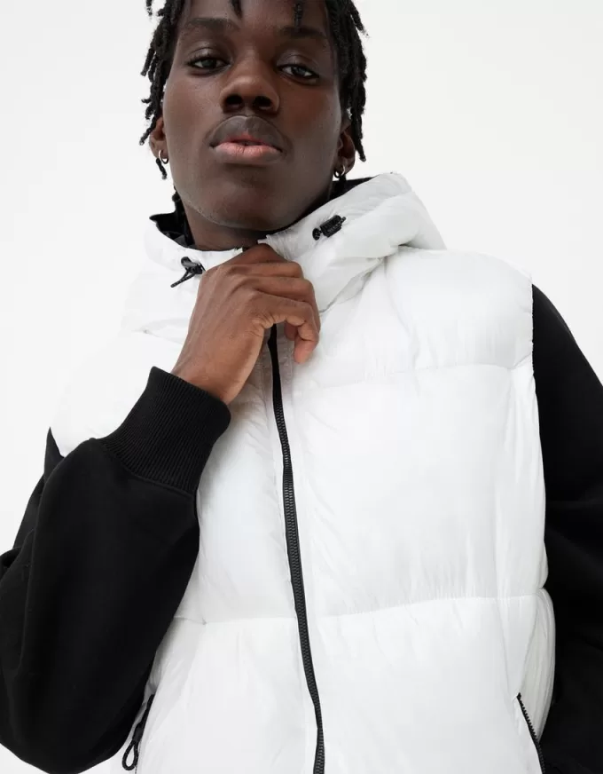 Gilet imbottito con cappuccio