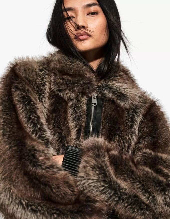 Giubbotto in ecopelliccia con dettaglio effetto pelle a contrasto