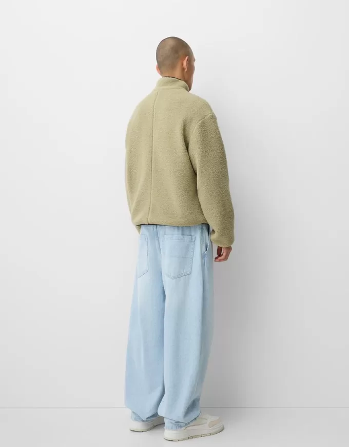 Giubbotto in finto montone con dettagli a contrasto