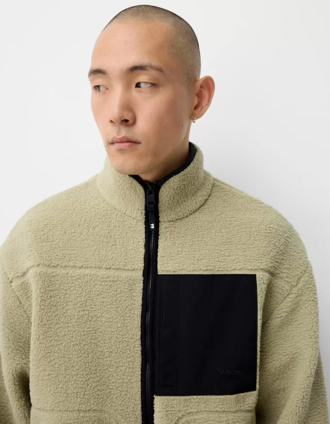 Giubbotto in finto montone con dettagli a contrasto