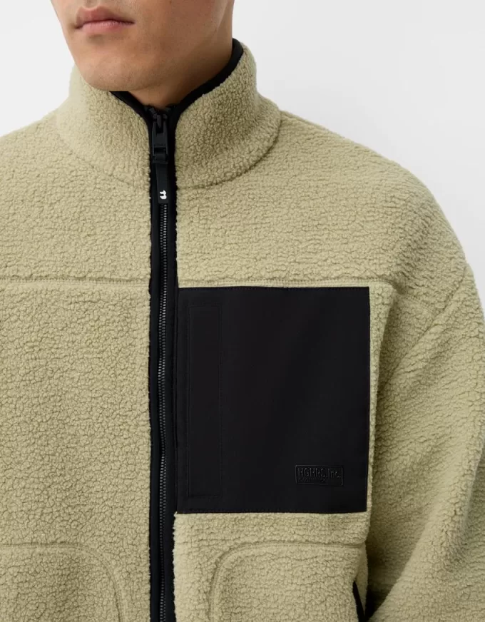 Giubbotto in finto montone con dettagli a contrasto