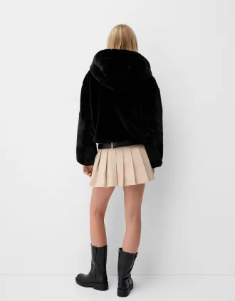 Giubbotto trapuntato con cappuccio in pelliccia sintetica