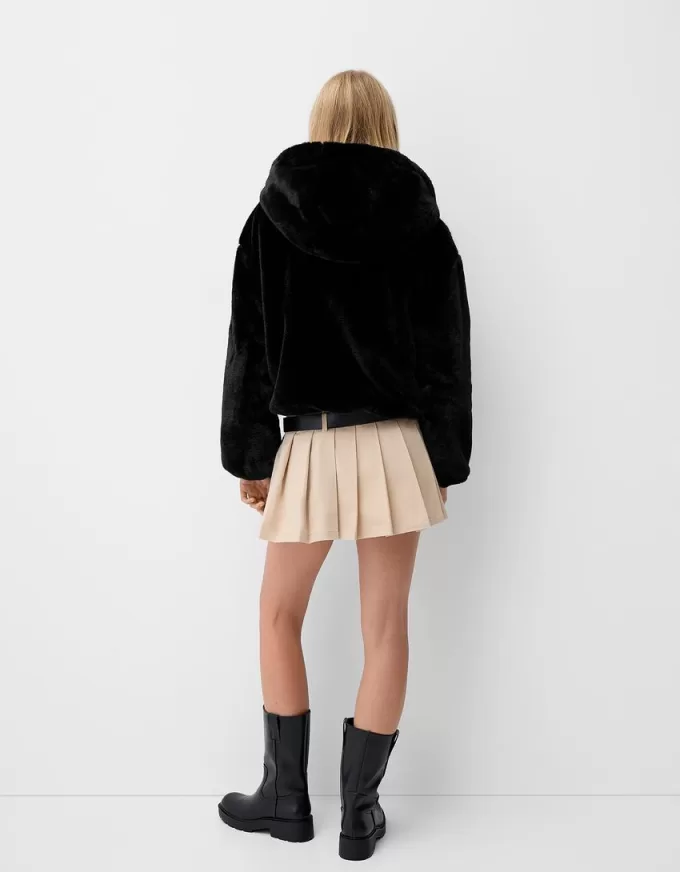 Giubbotto trapuntato con cappuccio in pelliccia sintetica