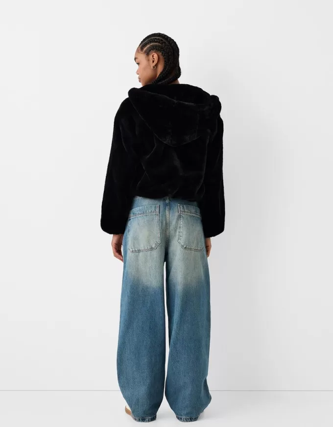 Giubbotto trapuntato con cappuccio in pelliccia sintetica