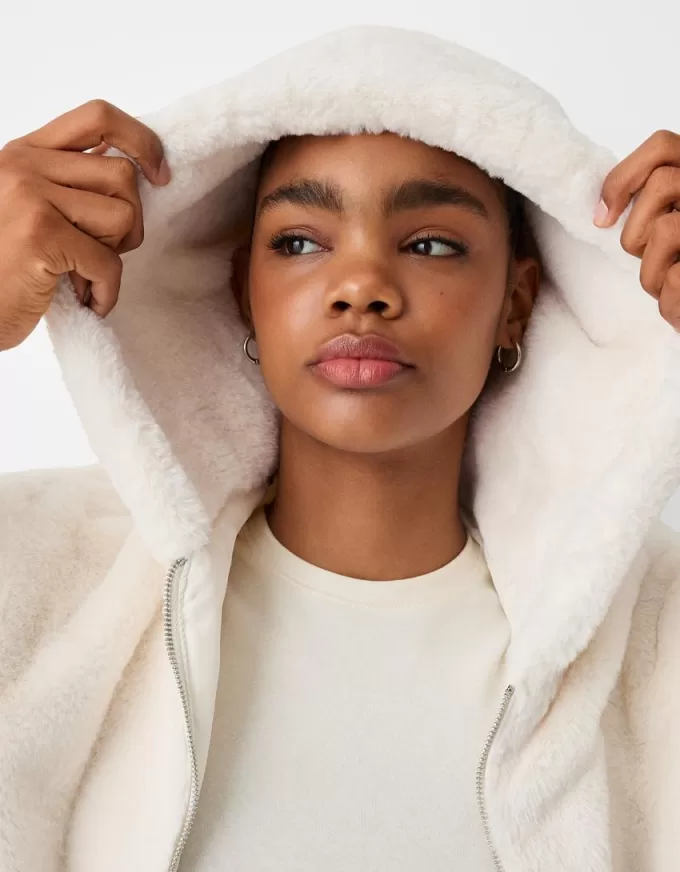 Giubbotto trapuntato con cappuccio in pelliccia sintetica