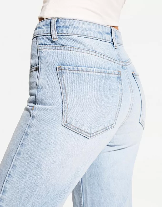 Jeans a gamba larga dalla vestibilità dritta