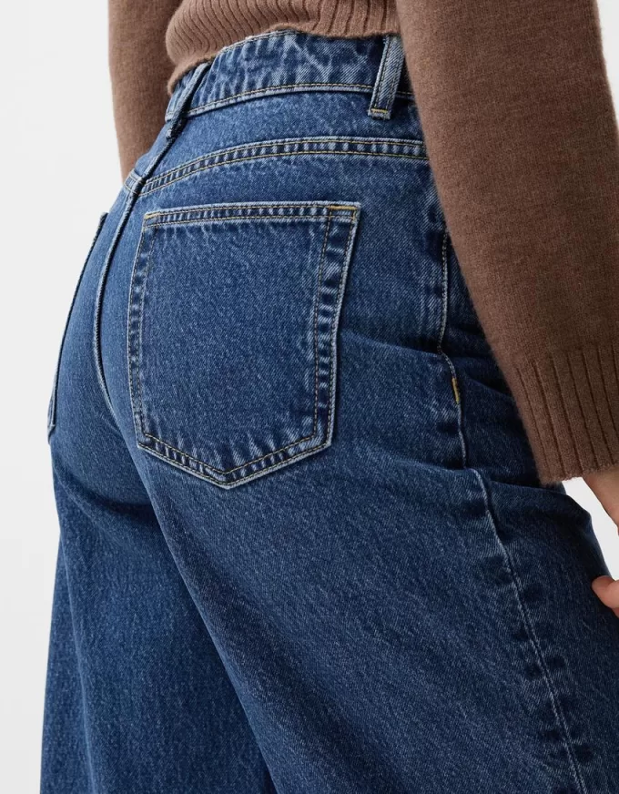Jeans a gamba larga dalla vestibilità dritta