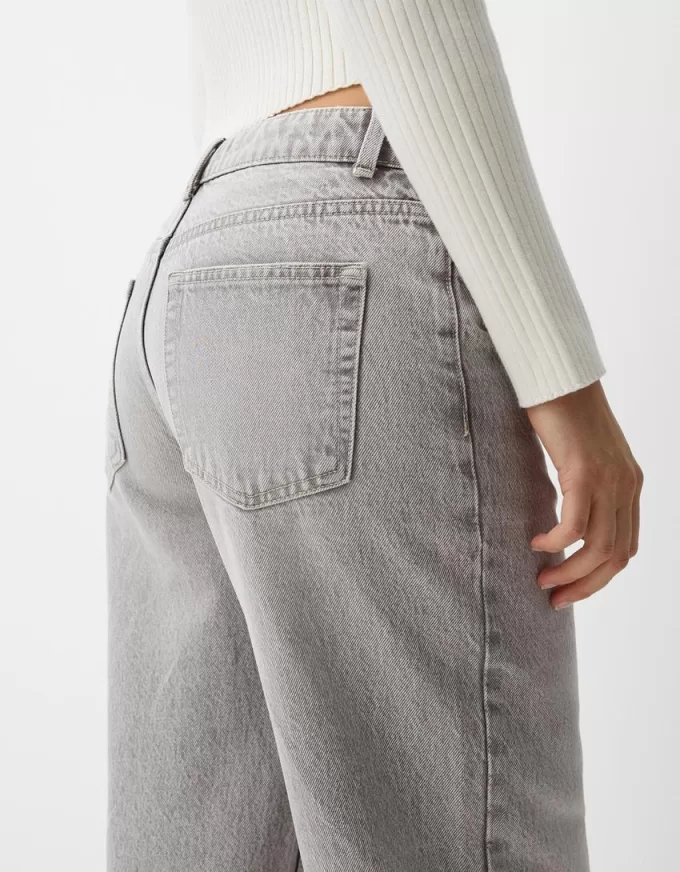 Jeans a gamba larga dalla vestibilità dritta