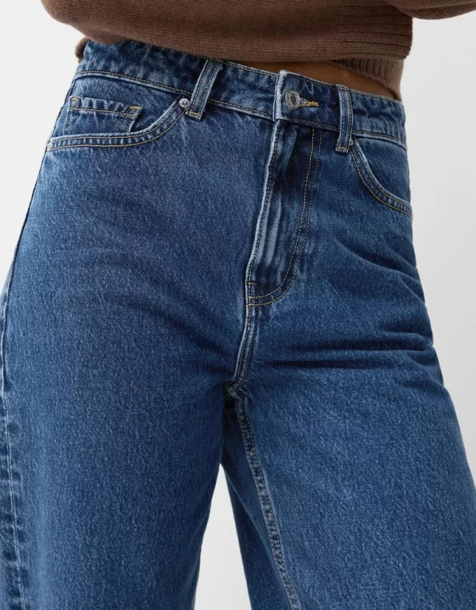 Jeans a gamba larga dalla vestibilità dritta