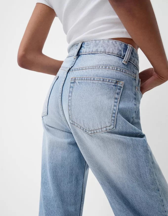 Jeans a gamba larga dalla vestibilità dritta