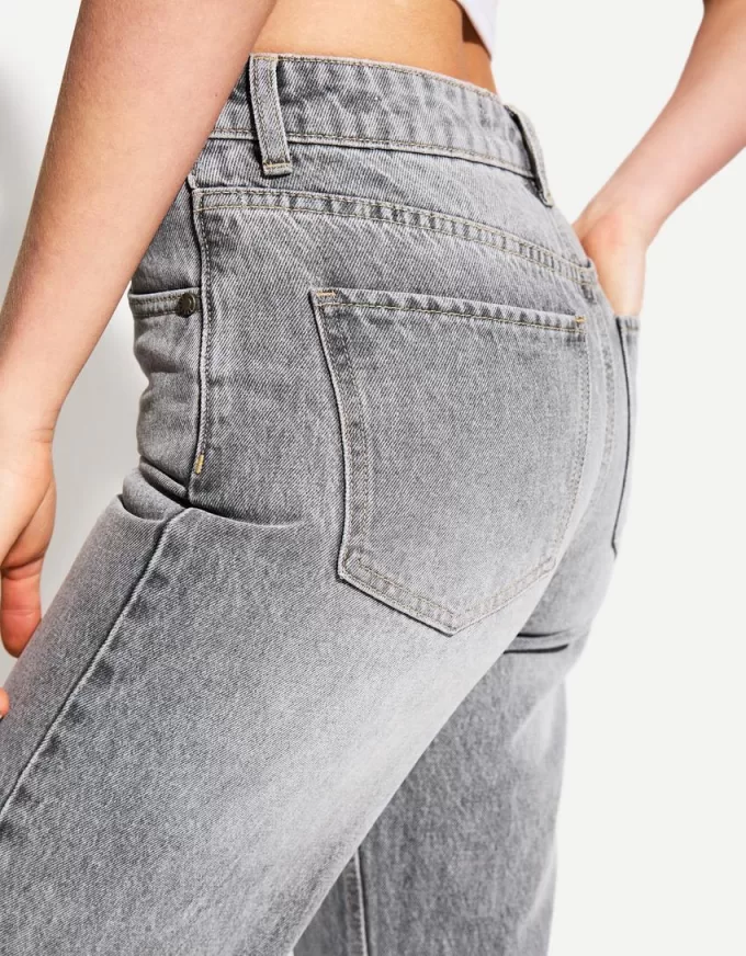 Jeans a gamba larga dalla vestibilità dritta