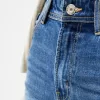 Jeans comodi e dritti a vita alta