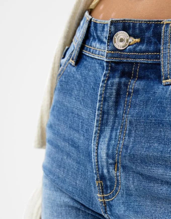 Jeans comodi e dritti a vita alta