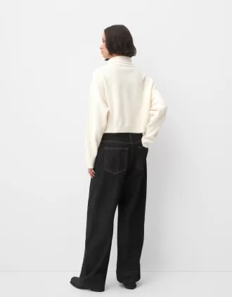 Maglia a collo alto con maniche ampie