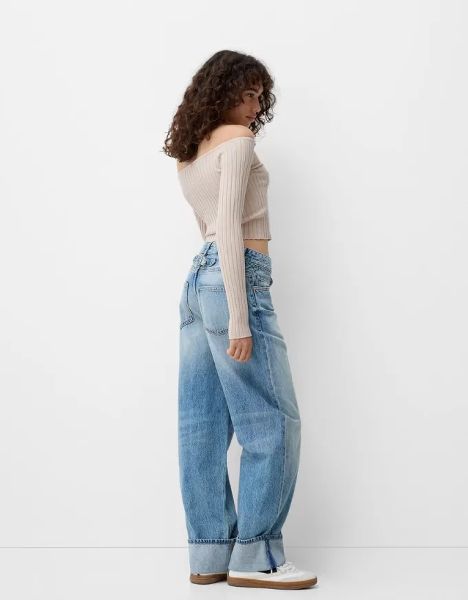 Maglia con bottoni aperti e scollo Bardot