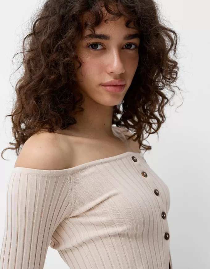 Maglia con bottoni aperti e scollo Bardot