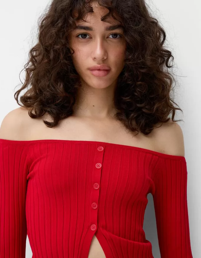 Maglia con bottoni aperti e scollo Bardot