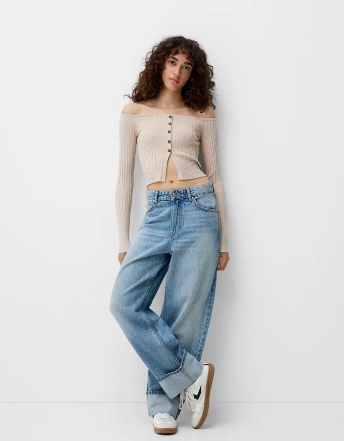 Maglia con bottoni aperti e scollo Bardot