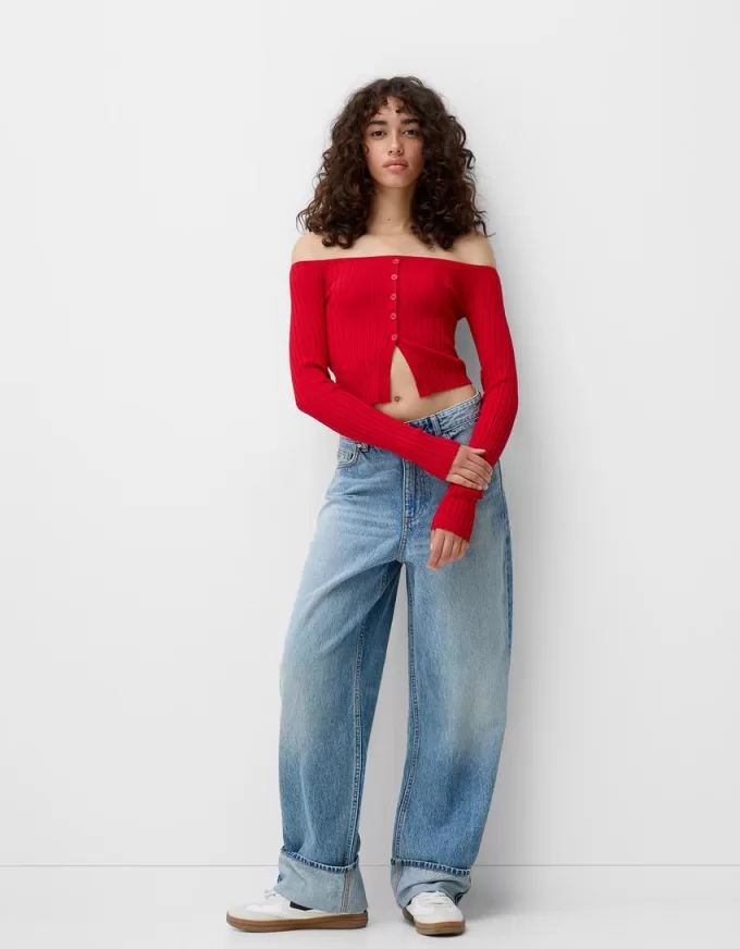 Maglia con bottoni aperti e scollo Bardot