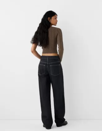 Maglione asimmetrico lavorato a trecce