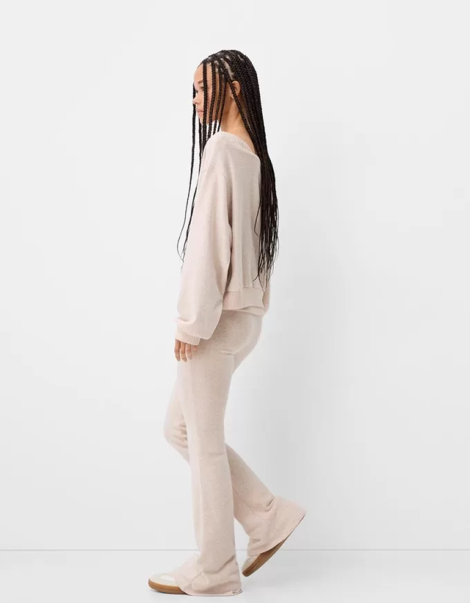 Maglione con collo asimmetrico morbido al tatto