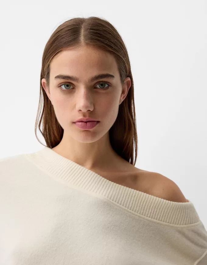 Maglione con collo asimmetrico morbido al tatto